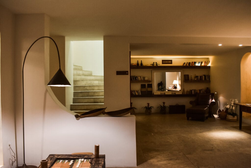 Minimalist interior at Casas Brancas with warm lighting and sculptural decor.